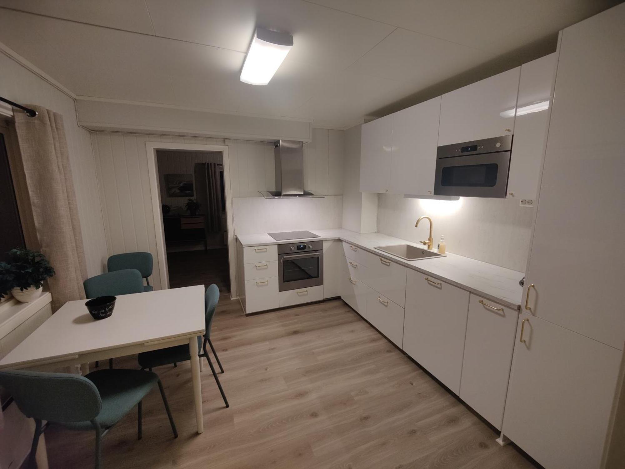 Vardo Accommodation - White House Bagian luar foto